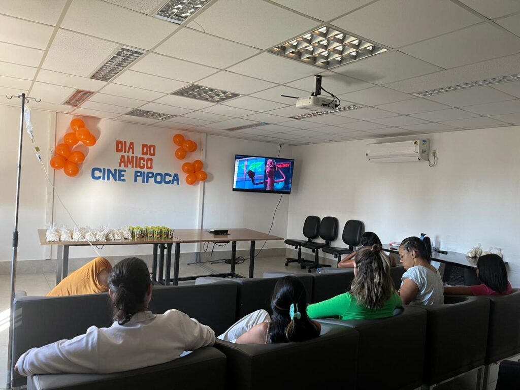 Hospital Vera Cruz, em BH, realiza sessão de cinema para pacientes pediátricos e adultos internados