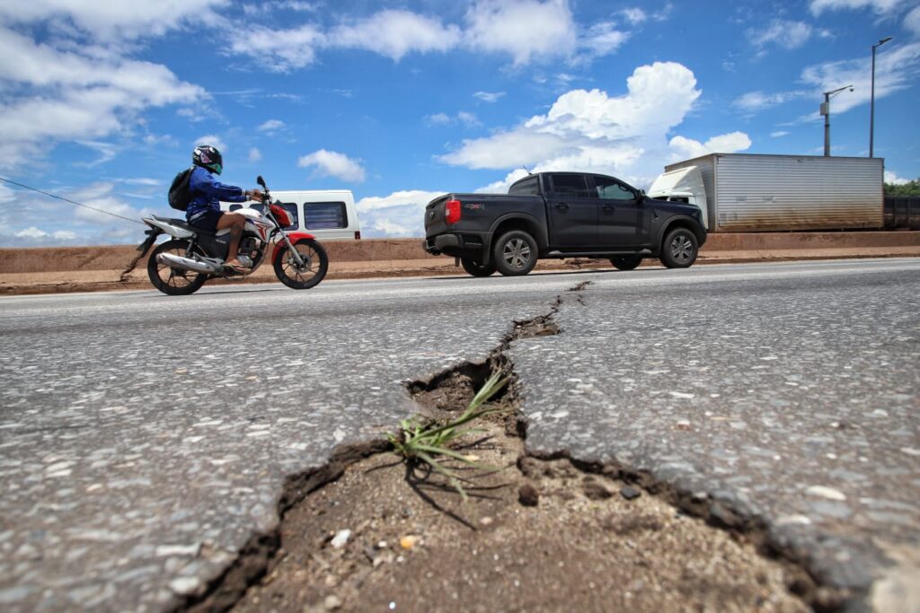Bombeiros realizam vistoria em viaduto do Anel Rodoviário de Belo Horizonte após alerta de dilatação