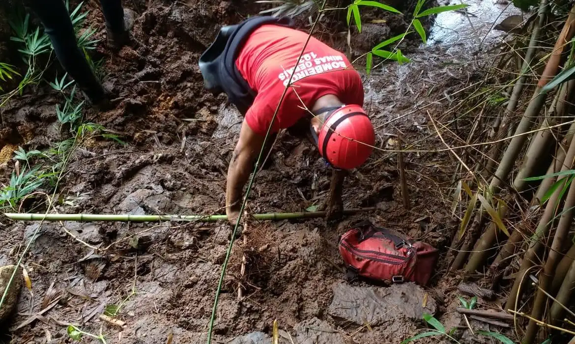Buscas em Brumadinho: segmento ósseo com prótese é encontrado na área da tragédia
