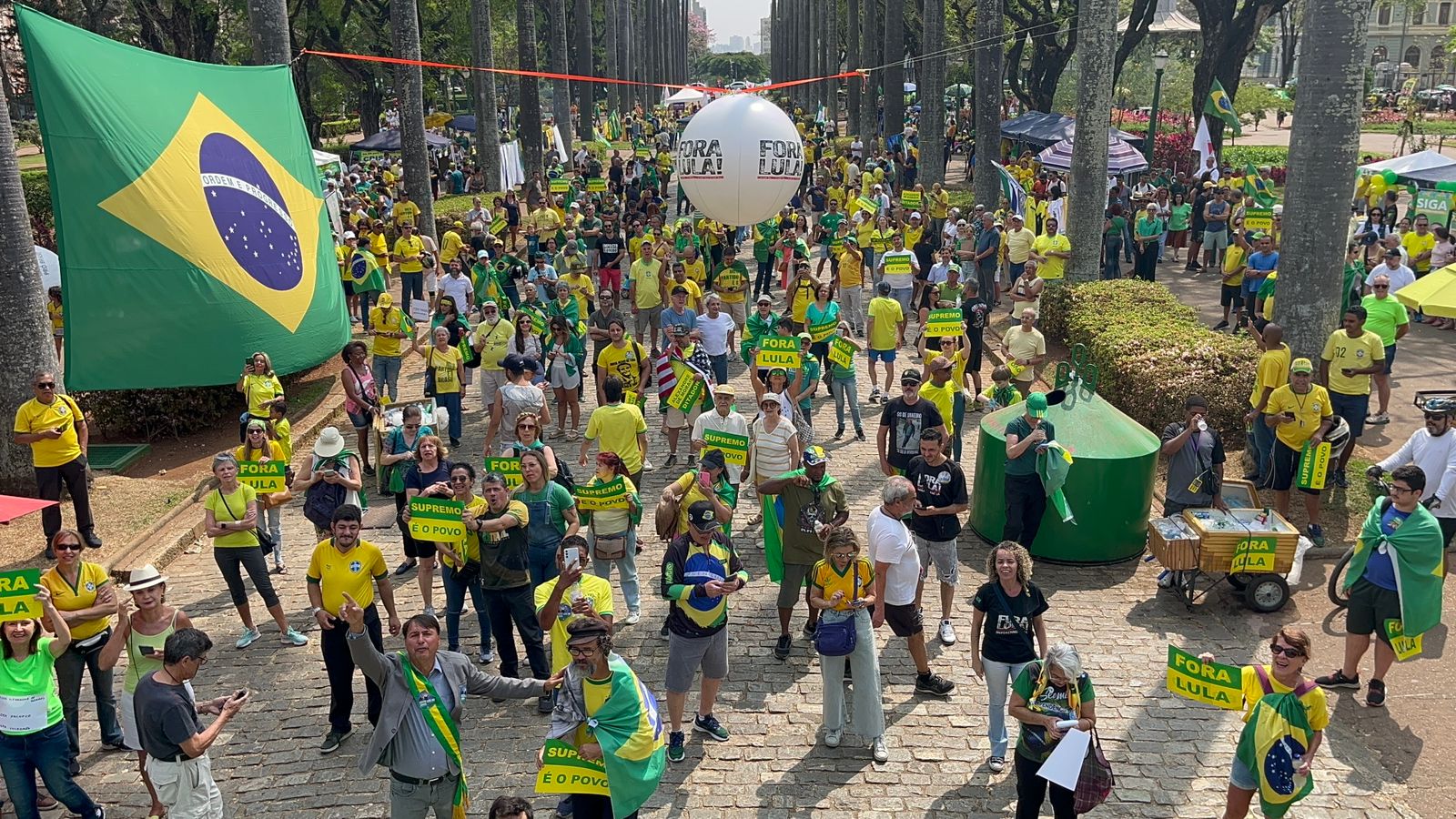 Manifestantes pedem anistia e criticam governo Lula em ato na Praça da Liberdade, em BH